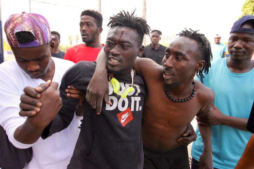 Varios migrantes se dirigen al Centro Temporal de Inmigrantes (CETI), después de saltar la valla de Melilla, a 24 de junio de 2022.