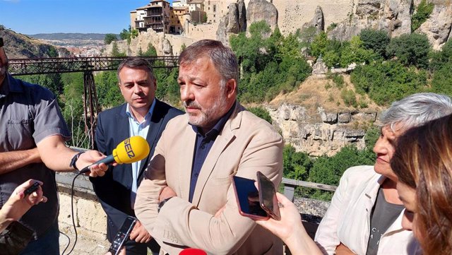 El alcalde de Cuenca, Darío Dolz, atiende a los medios.