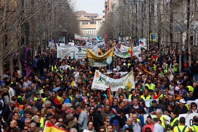Archivo - Un grupo de unos 300 manifestantes por la crisis del sector primario en el centro de Granada, en imagen de archivo