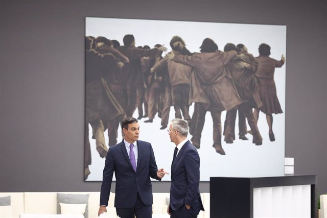 El presidente del Gobierno, Pedro Sánchez (i) y el secretario general de la OTAN, Jeans Stoltenberg (d), durante su visita a las instalaciones de la Feria de Madrid, Ifema, donde se celebra la Cumbre de la OTAN, a 28 de junio de 2022, en Madrid (España).
