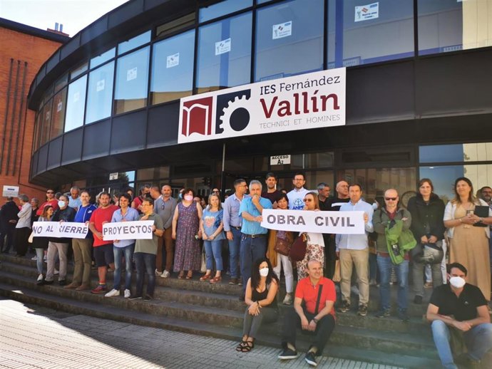 Concentración del profesaroado ante el IES Fernández Vallín de Gijón.
