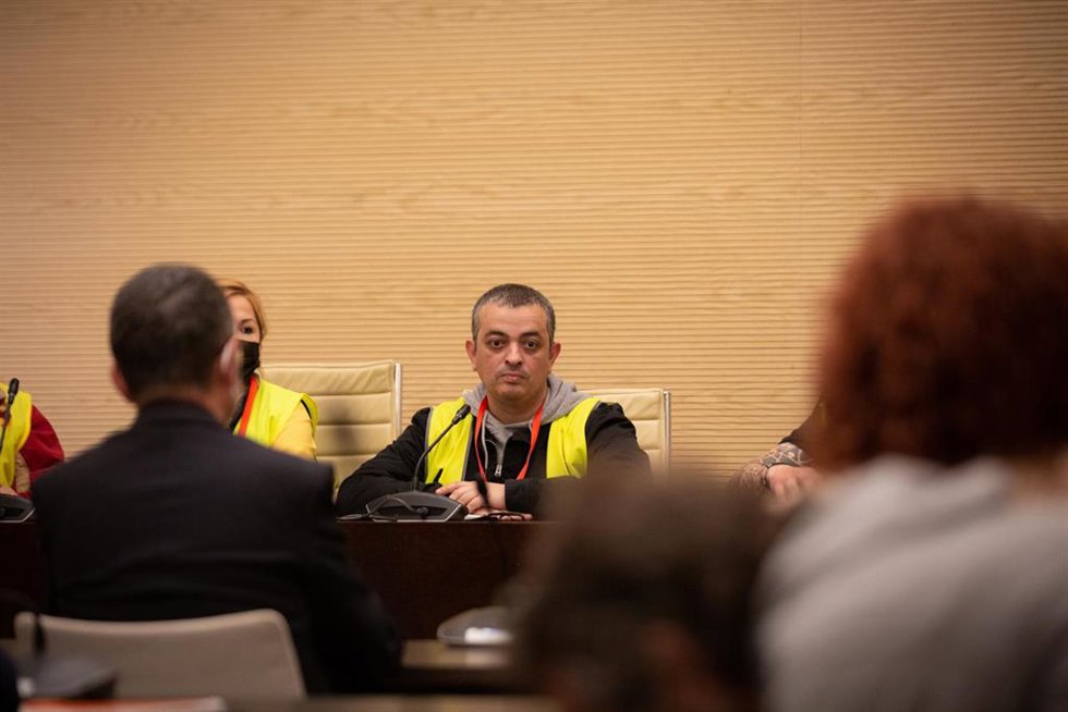 Archivo - El portavoz de Élite Taxi, Tito Álvarez, participa en una reunión en el Parlament, tras una marcha lenta de taxistas, desde la T1 del Aeropuerto de El Prat de Barcelona al Parlament, a 23 de marzo de 2022, en Barcelona, Cataluña (España). La m