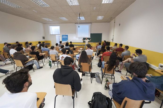 Archivo - Canarias, 1500 Km de Costa introduce la prevención de ahogamientos en las dos universidades canarias y centros educativos de todas las islas