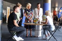 Letizia y Jill Biden conversan con familias acogidas en su visita al centro de refugiados de Pozuelo (Madrid)
