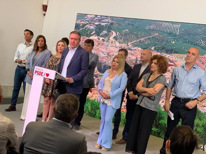 El secretario general del PSOE-A, Juan Espadas, en rueda de prensa en la sede del PSOE-A junto a alcaldes socialistas de municipios de más de 50.000 habitantes.