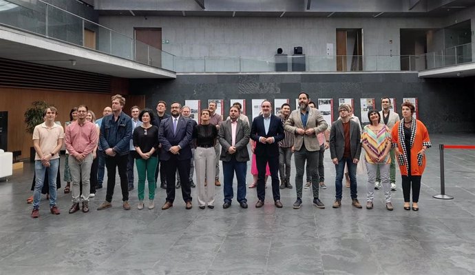 El presidente del Parlamento de Navarra, Unai Hualde, la presidenta de Navarra, María Chivite, y el vicepresidente Javier Remírez encabezan el acto conmemorativo del Día del Orgullo LGTBI+ organizado por la Cámara navarra y el Ejecutivo foral