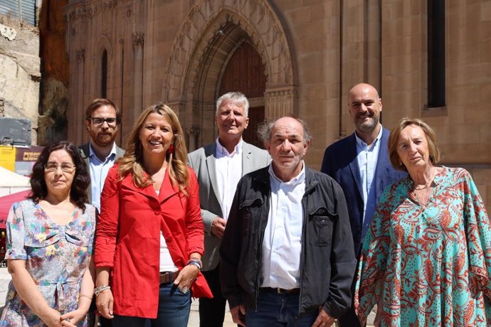 Javier Rivas junto a la presidenta de Valents, Eva Parera, y militantes y cargos del partido en Lleida