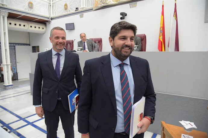 El portavoz del GPP, Joaquín Segado, junto al presidente de la Región de Murcia, Fernando López Miras