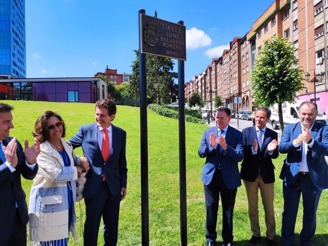 Jaime Baladrón asiste al descubrimiento de la placa con su nombr en el entorno del HUCA, acompañado por el alcalde de Oviedo, Alfredo Canteli, el teniente de alcalde, Ignacio Cuesta, y el presidente de la Cámara de Oviedo, Carlos Paniceres.