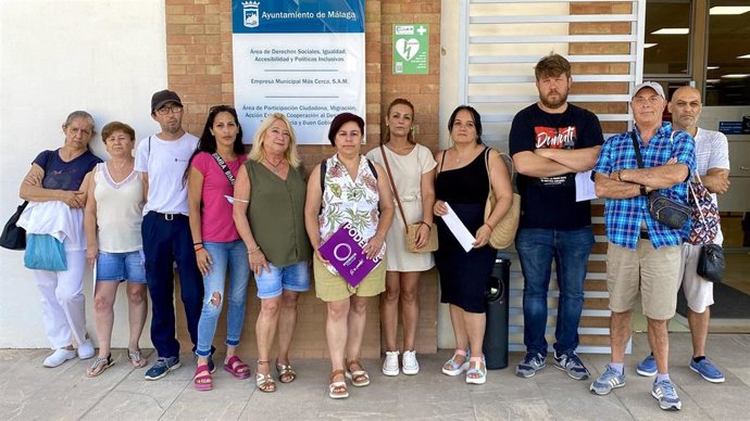 Ediles de UPporMálaga junto a trabajadoras del servicio de limpieza de los Centros Sociales de Málaga