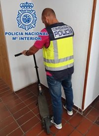 Detenido un joven en Granada tras el robo al descuido de un patinete eléctrico y una mochila a una trabajadora