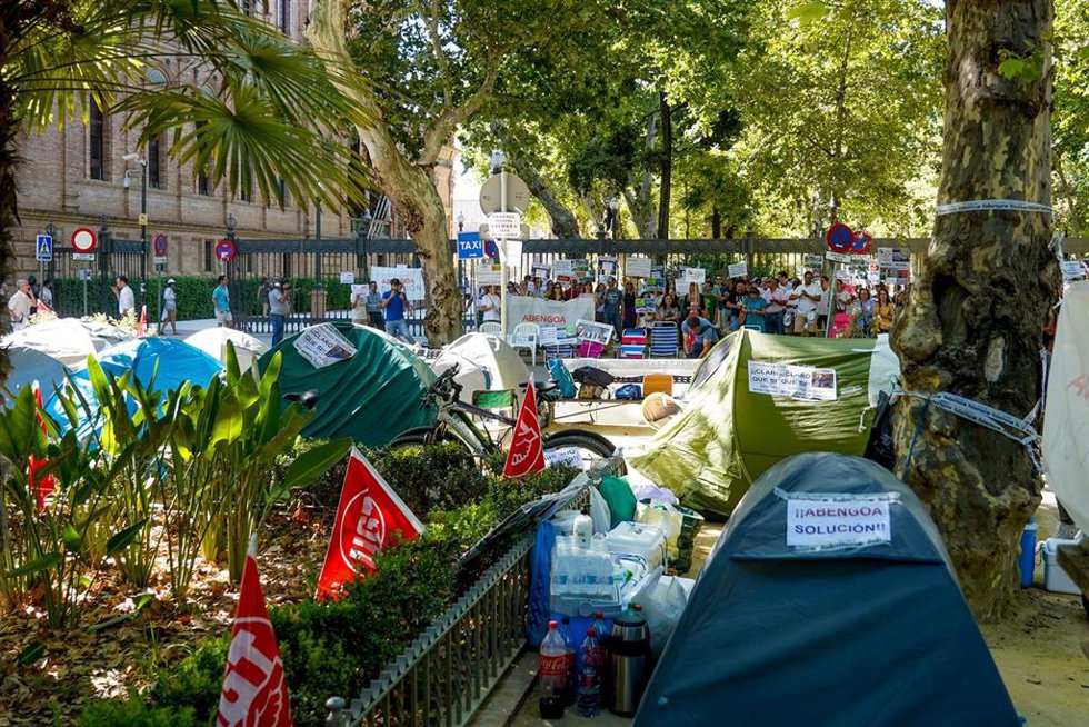 Trabajadores de Abengoa acampados en el Parque de Maria Luisa, para pedir que se concrete el rescate de 249 millones requerido para salvar a la compañía a 28 de junio del 2022 en Sevilla (Andalucía, España)