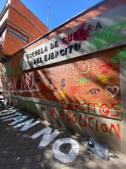 Pintada de activistas en la Escuela de Guerra del Ejército por la cumbre de la OTAN