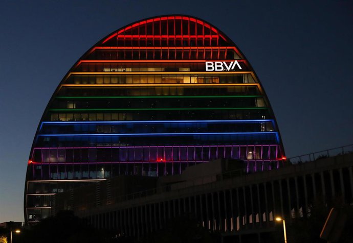 La Vela de BBVA iluminada por motivo del Orgullo LGTBI 2022
