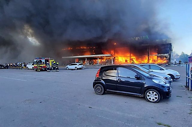 Incendio en un centro comercial de la ciudad de Kremenchuk, en Ucrania, tras un ataque del Ejército de Rusia