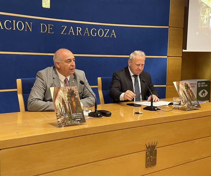 De izquierda a derecha, el diputado provincial Alfredo Zaldívar y el jefe de Protocolo de la DPZ, José Luis Angoy.