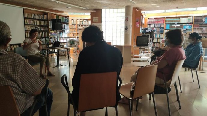 Taller de yoga en el Centre Cívic Balfia de Lleida de la Fundació La Caixa