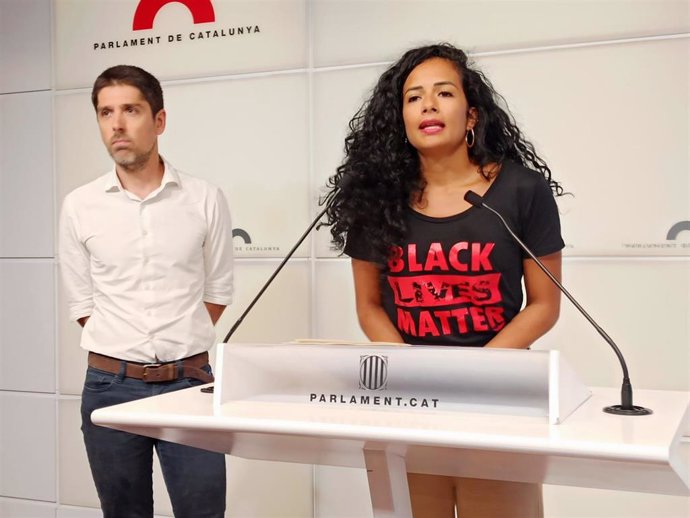 El portavoz de los comuns en el Parlament, David Cid, y la diputada Jéssica González en rueda de prensa.