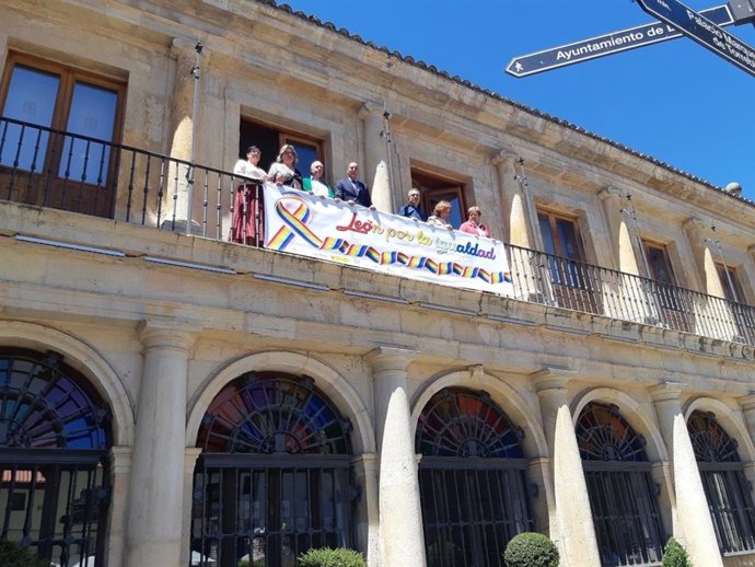 El alcalde de León, José Antonio Diez, despliega la pancarta conmemorativa del Día del Orgullo LGTBI.