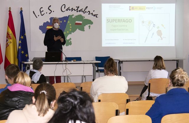 Archivo - Un profesor y alumnos del IES Cantabria