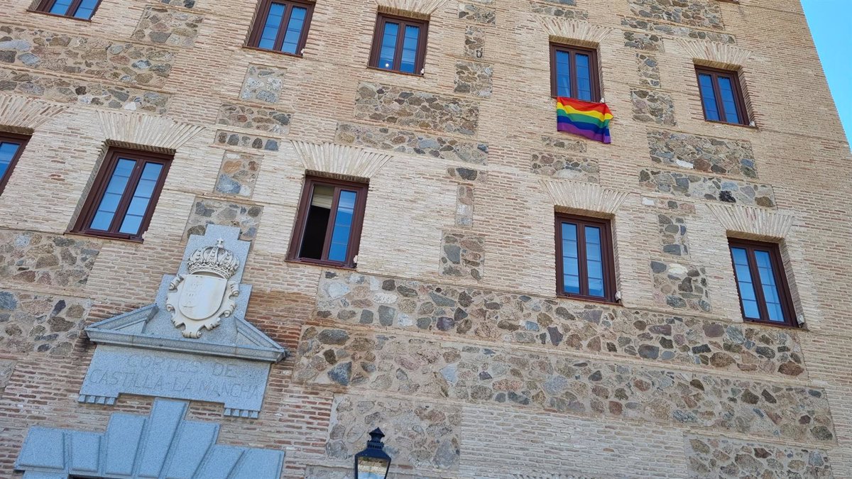Las Cortes de C-LM se suman al Día Internacional del Orgullo LGTBI colgando la bandera arcoíris