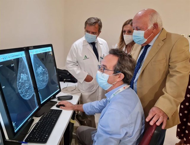 Jesús Aguirre, durante la visita a la Unidad de Mama de Córdoba.