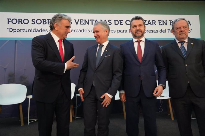 El consejero delegado de BME, Javier Hernani (i1); el Lehendakari, Iñigo Urkullu (i2), y el presidente de la CNMV, Rodrigo Buenaventura (i3), posan durante la celebración de la jornada Oportunidades del mercado de valores para las empresas del País Vas