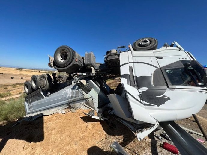 Importantes atascos en la M-50 por el vuelco de un camión, que deja un herido leve