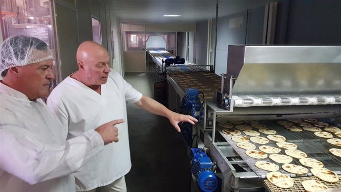 El diputado provincial de Vox en la Diputación, Rafael García, visita la fábrica de tortas Andrés Gaviño, en la localidad de Espartinas.