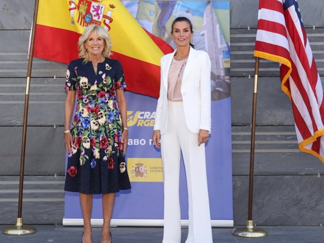 Doña Letizia y Jill Biden,  a su llegada al Centro de Refugiados Ucranianos de Pozuelo de Alarcón