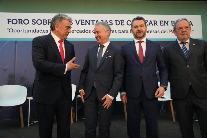 El consejero delegado de BME, Javier Hernani (i1); el Lehendakari, Iñigo Urkullu (i2), y el presidente de la CNMV, Rodrigo Buenaventura (i3), posan durante  la jornada Oportunidades del mercado de valores para las empresas del País Vasco