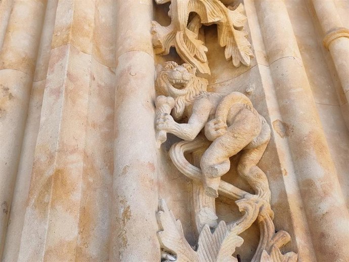La escultura del diablo comiendo un helado de la catedral.
