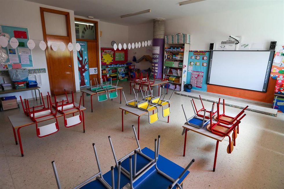 Archivo - Mesas y sillas recogidas en un aula de un centro escolar, foto de recurso  