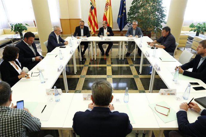 El presidente de Aragón, Javier Lambán, y el consejero de Educación, Cultura y Deporte, Felipe Faci, se reúnen con alcaldes y representantes empresariales del Pirineo directamente implicados en la candidatura para la organización de unos JJOO de Inviern