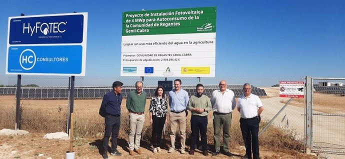 El delegado de Agricultura, Ganadería y Pesca en funciones, Juan Ramón Pérez (centro), en la inauguración de la planta fotovoltaica de la comunidad de regantes Genil-Cabra.
