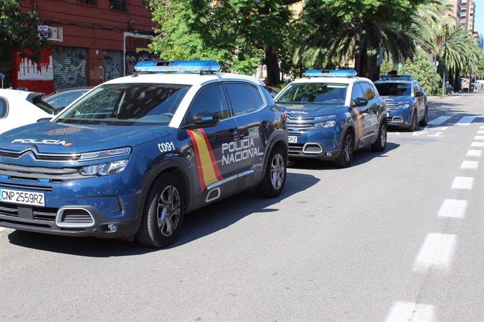 Archivo - Coches de Policía Nacional