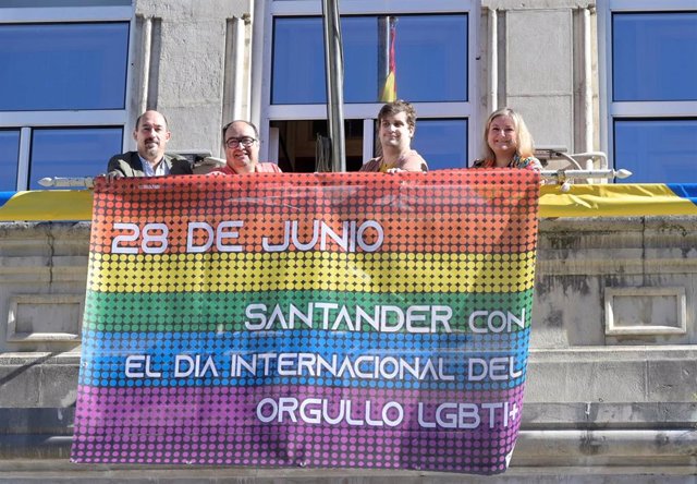 Lona del Orgullo en la fachada del Ayuntamiento de Santander