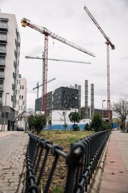 Archivo - Vista de las grúas una obra parada por falta de suministros 