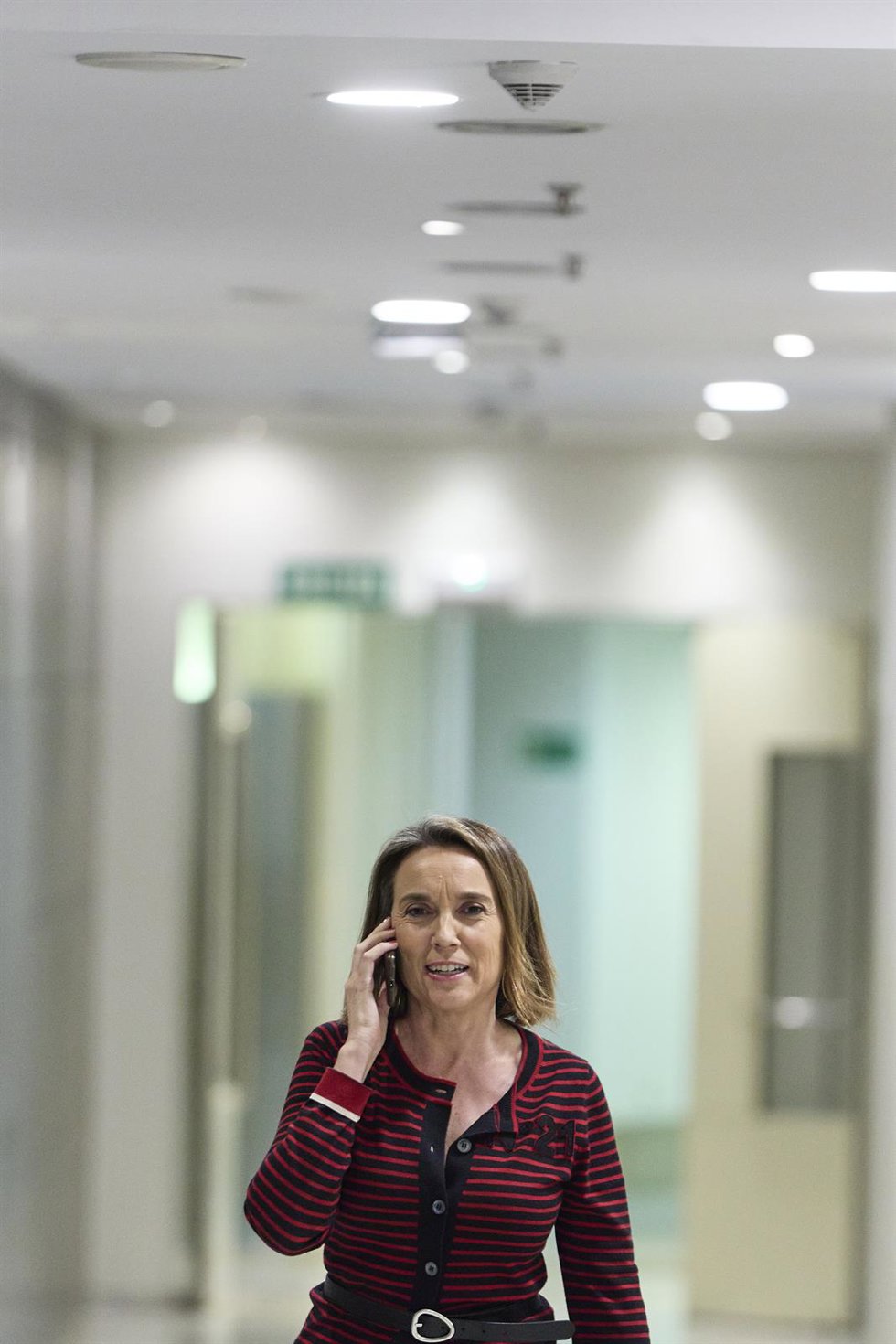 La secretaria general del Partido Popular, Cuca Gamarra, habla por teléfono a su llegada a una rueda posterior a una Junta de Portavoces, en el Congreso de los Diputados, a 28 de junio de 2022, en Madrid (España).