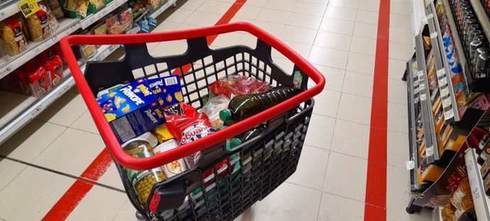 Archivo - Compra en el supermercado.