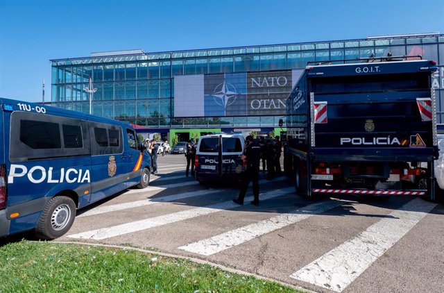 Varios vehículos de la Policía Nacional en el dispositivo puesto en marcha para la OTAN, en IFEMA Madrid