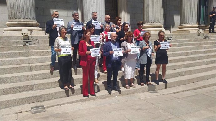 Diputados portan carteles con el lema 'Masacre en Melilla"