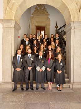 Jueces en prácticas posan junto al presidente del TSJA, Lorenzo del Río.