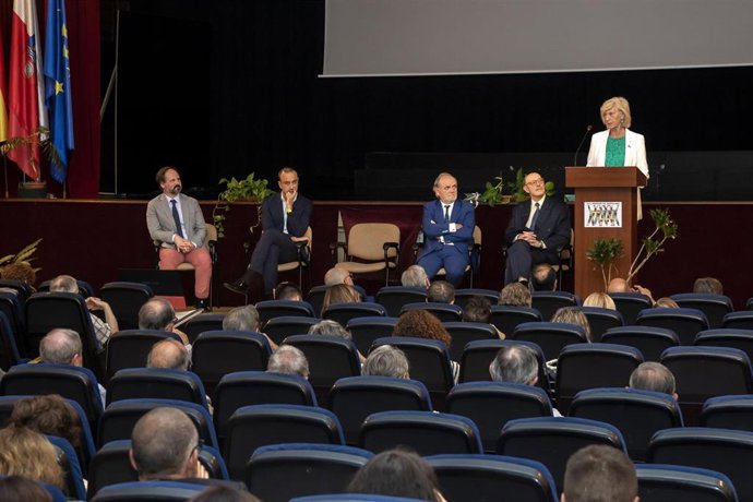 La consejera de Educación y Formación Profesional, Marina Lombó, asiste al acto de homenaje de jubilación del director del IES Santillana, José Nicasio Gutiérrez, y del jefe de estudios de Bachillerato Nocturno