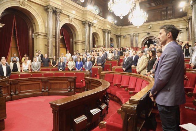 El minuto de silencio en el Parlament por los fallecidos en Melilla.