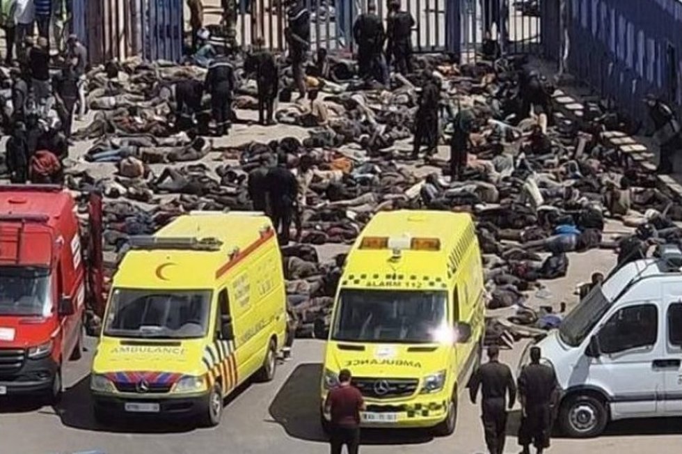 Policías de Marruecos retuvieron amontonados a inmigrantes subsaharianos tras un intento de asalto a la valla fronteriza de Melilla