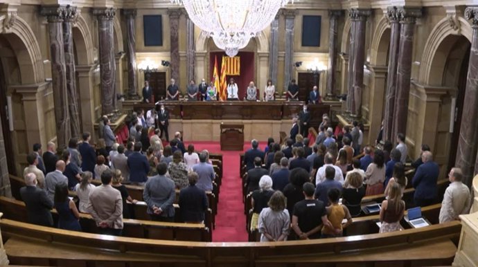 Els diputats del Parlament guarden un minut de silenci pels migrants morts a Melilla.