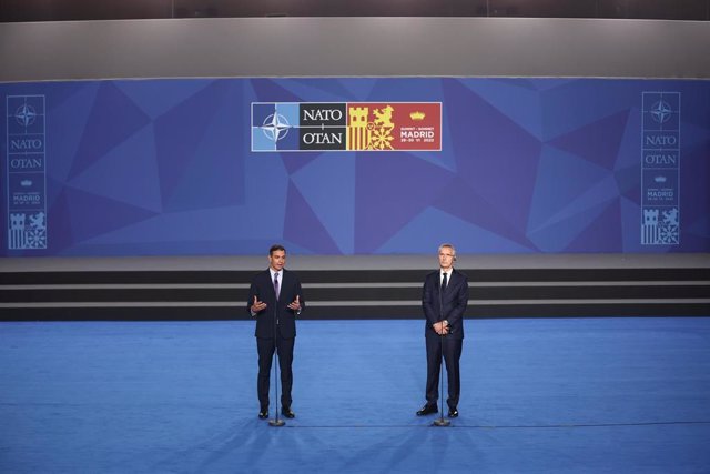 El presidente del Gobierno, Pedro Sánchez (i) y el secretario general de la OTAN, Jeans Stoltenberg (d), comparecen tras su visita a las instalaciones de la Feria de Madrid, Ifema, donde se celebra la Cumbre de la OTAN, a 28 de junio de 2022.