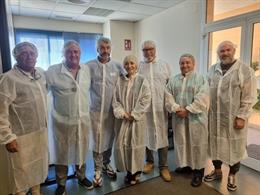 La secretaria general de UGT Andalucía, Carmen Castilla, junto con una delegación del sindicato, ha visitado este martes las instalaciones de la planta envasadora de aceituna de mesa de Dcoop, ubicada en Dos Hermanas.