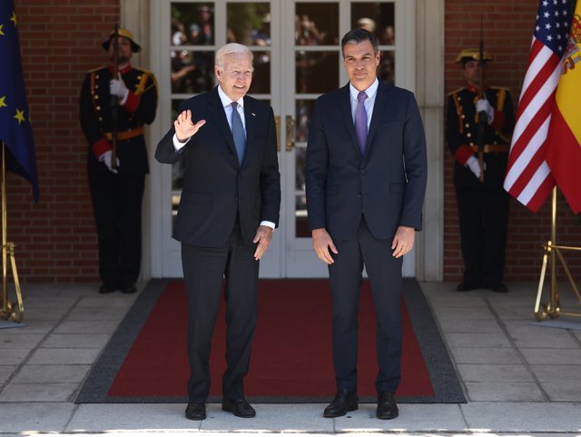 El presidente de los Estados Unidos, Joe Biden (i) y el presidente del Gobierno, Pedro Sánchez (d), posan a su llegada a una reunión en el Palacio de La Moncloa, a 28 de junio de 2022, en Madrid (España). 